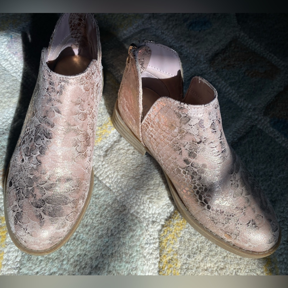Kids Reaction Kenneth Cole - metallic pink snakeskin ankle bootie